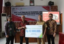 Sekda Landak Buka Rapat Pleno TPAKD dan FGD Perlindungan Jamsos Ketenagakerjaan Debitur Usaha Mikro Kecil