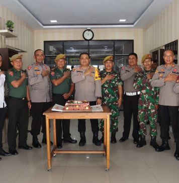 Sinergisitas, TNI Sambangi Polres Landak Beri Kejutan di Hari Bhayangkara ke-77