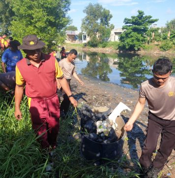 Peduli Lingkungan Personel Polsek Bengkong Dikerahkan Bersihakan Sungai Jembatan Golden Prawn