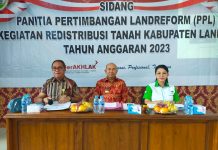 Samuel Buka Sidang Panitia Pertimbangan Landreform Redistribusi Tanah Kabupaten Landak