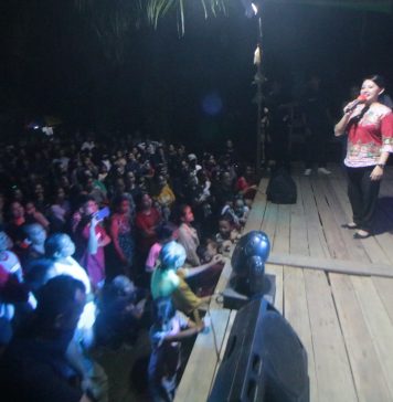 Karolin Buka Gawai Pelades Betung Desa Tempoak