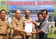 Serahkan Alsintan Kepada Petani, Samuel Harapkan Hasil Pertanian Meningkat