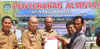 Serahkan Alsintan Kepada Petani, Samuel Harapkan Hasil Pertanian Meningkat