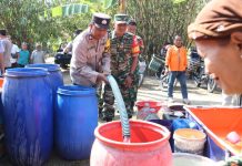 Dilanda Kemarau, Polres Grobogan Salurkan Bantuan Air Bersih Kepada Warga