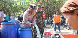 Dilanda Kemarau, Polres Grobogan Salurkan Bantuan Air Bersih Kepada Warga