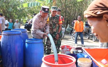 Dilanda Kemarau, Polres Grobogan Salurkan Bantuan Air Bersih Kepada Warga