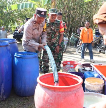 Dilanda Kemarau, Polres Grobogan Salurkan Bantuan Air Bersih Kepada Warga
