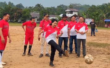 Karolin Buka Turnamen Sepak Bola dan Voli di Kecamatan Air Besar