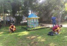 Polisi Bersihkan Sampah Ditempat Wisata Miniatur Rumah Adat Batam