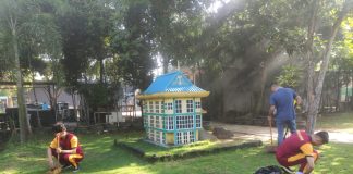 Polisi Bersihkan Sampah Ditempat Wisata Miniatur Rumah Adat Batam