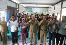 Tingkatkan Produktifitas Pertanian, Pemkab Landak Serahkan Bantuan Pupuk Hayati Cair Kepada Poktan