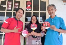 Bacaleg DPRD Kota Pontianak Deki Lawandera Bagikan Stiker Capres Ganjar