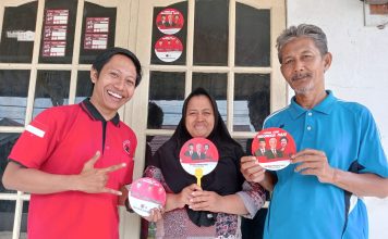 Bacaleg DPRD Kota Pontianak Deki Lawandera Bagikan Stiker Capres Ganjar