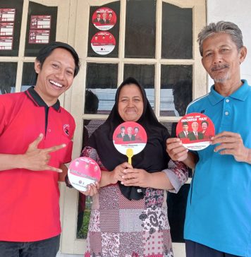 Bacaleg DPRD Kota Pontianak Deki Lawandera Bagikan Stiker Capres Ganjar