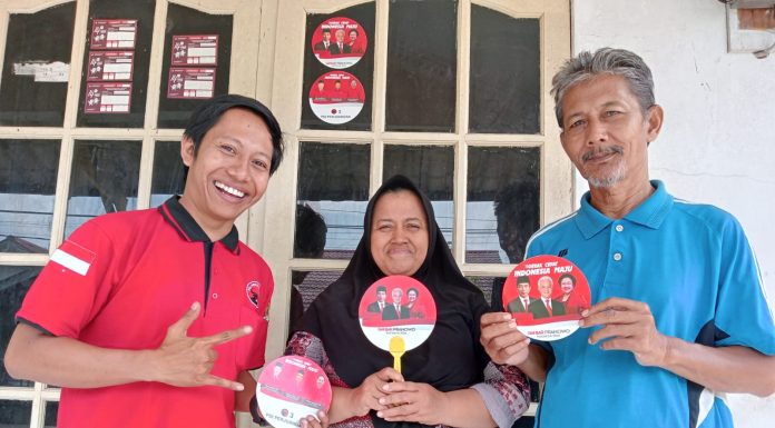Bacaleg DPRD Kota Pontianak Deki Lawandera Bagikan Stiker Capres Ganjar