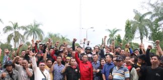 Pekerja Tambang Geruduk Kantor DPRD Landak Sampaikan Aspirasi