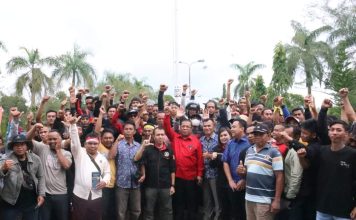 Pekerja Tambang Geruduk Kantor DPRD Landak Sampaikan Aspirasi