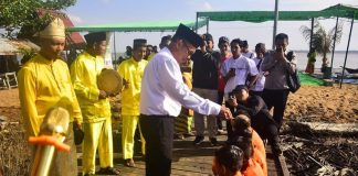 Dua Ribu Ketupat Colet Meriahkan Festival Robo-Robo di Pantai Celincing