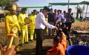 Dua Ribu Ketupat Colet Meriahkan Festival Robo-Robo di Pantai Celincing