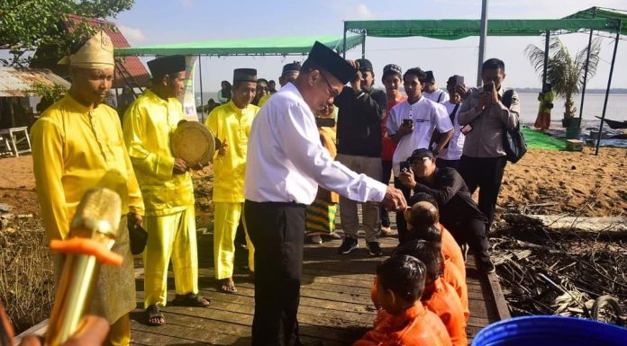 Dua Ribu Ketupat Colet Meriahkan Festival Robo-Robo di Pantai Celincing