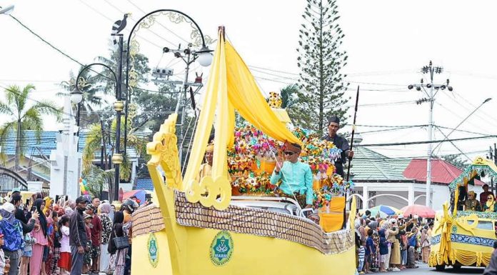 Ratusan Kendaraan Hias Ramaikan Kegiatan Pagelaran Adat Budaya Melayu di Ketapang