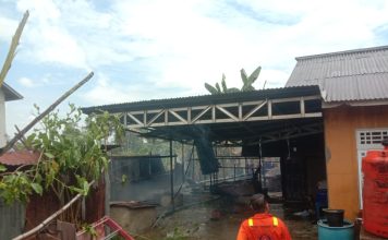 Ditinggal Pergi, Rumah Warga di Desa Raja Ngabang Terbakar