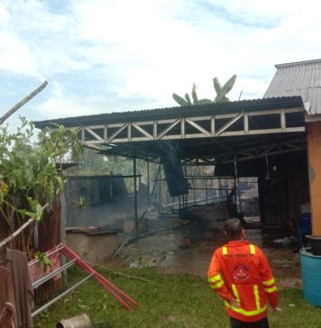 Ditinggal Pergi, Rumah Warga di Desa Raja Ngabang Terbakar