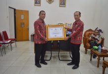 Pemkab Landak Terima Penghargaan Gerakan Pembagian 10 Juta Bendera Merah Putih Dari Kemendagri