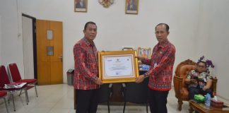 Pemkab Landak Terima Penghargaan Gerakan Pembagian 10 Juta Bendera Merah Putih Dari Kemendagri