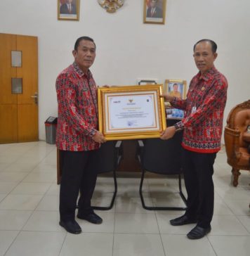 Pemkab Landak Terima Penghargaan Gerakan Pembagian 10 Juta Bendera Merah Putih Dari Kemendagri