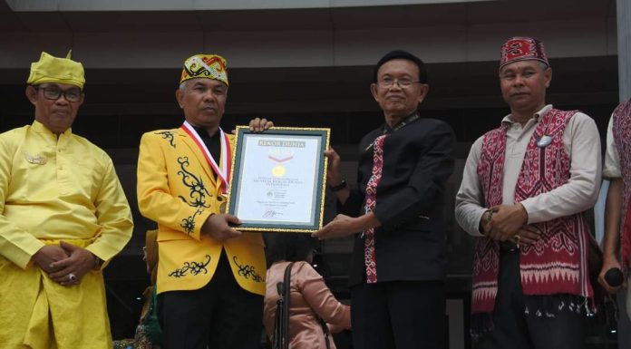 Libatkan 6.311 Penari, Tarian Kolosal Puteri Junjung Buih dan Ketupat Colet Terbanyak Berhasil Pecahkan Rekor MURI