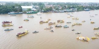 Puluhan Perahu Hias Penuhi Sungai Pawan