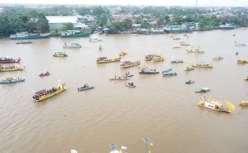 Puluhan Perahu Hias Penuhi Sungai Pawan