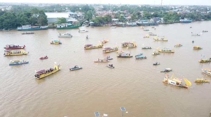 Puluhan Perahu Hias Penuhi Sungai Pawan