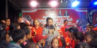 Dihadapkan Warga Desa Sungai Kelik, Karolin Sampaikan Pentingnya Politik Bagi Pembangunan