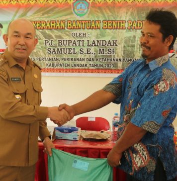 Pemkab Landak Serahkan Bantuan Benih Padi Kepada Poktan Sengah Temila