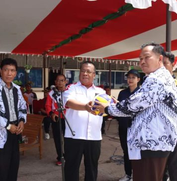 Heri Saman Buka Porseni PGRI Landak