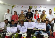 Samuel Serahkan Bantuan Paket Program BBM ke BBG bagi Nelayan Sasaran