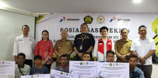 Samuel Serahkan Bantuan Paket Program BBM ke BBG bagi Nelayan Sasaran