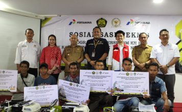 Samuel Serahkan Bantuan Paket Program BBM ke BBG bagi Nelayan Sasaran