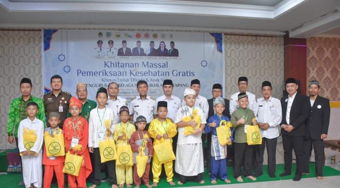 Wabup Farhan Hadiri Kegiatan Khinatan Massal Diselenggarakan Pengurus Masjid Al-Ikhlas