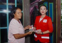 Marak Kasus DBD, Karolin Bagikan Abate Ke Masyarakat