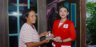 Marak Kasus DBD, Karolin Bagikan Abate Ke Masyarakat