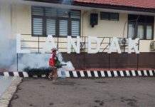 Cegah DBD, Polres Landak Lakukan Fogging