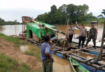 Gelar Patroli di Sungai Landak, Kapolres Bersama Dandim 1210/LDK Edukasi Warga Tidak Lakukan Penambangan Ilegal
