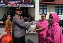 Warga Antusias Serbu Operasi Pasar Murah di Polres Landak