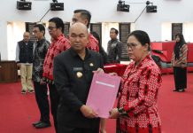 Samuel Serahkan SK Tenaga Kesehatan Rumah Sakit Pratama di Landak