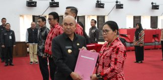 Samuel Serahkan SK Tenaga Kesehatan Rumah Sakit Pratama di Landak