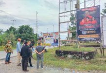 Tim Gabungan Tertibkan APK Diduga Langgar Aturan Pemasangan di Sengah Temila dan Mandor