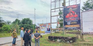Tim Gabungan Tertibkan APK Diduga Langgar Aturan Pemasangan di Sengah Temila dan Mandor